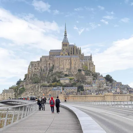 4 Bedroom Cozy In Montsenelle *