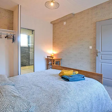 4 Bedroom Cozy In Montsenelle *