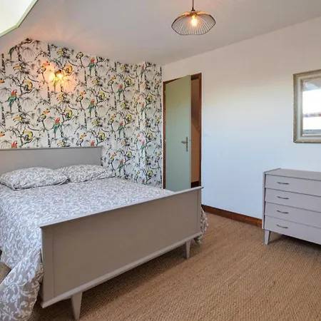 4 Bedroom Cozy In Montsenelle Holiday home Lithaire