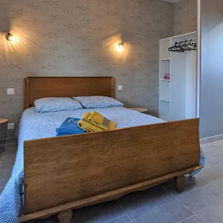 Holiday home 4 Bedroom Cozy In Montsenelle *