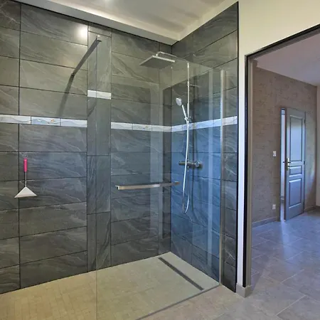 4 Bedroom Cozy In Montsenelle