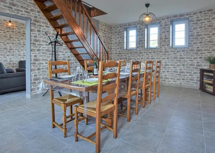 4 Bedroom Cozy In Montsenelle