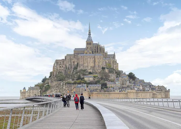 4 Bedroom Cozy In Montsenelle *