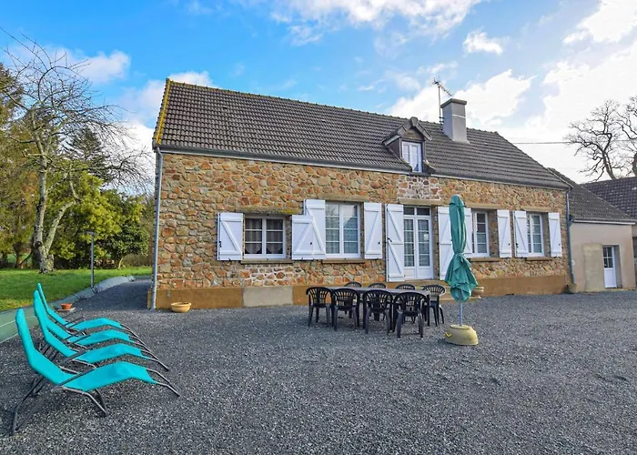 4 Bedroom Cozy In Montsenelle * Lithaire