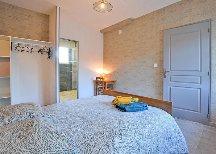 4 Bedroom Cozy In Montsenelle *