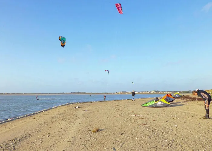 4 Bedroom Cozy In Montsenelle Hébergement de vacances *