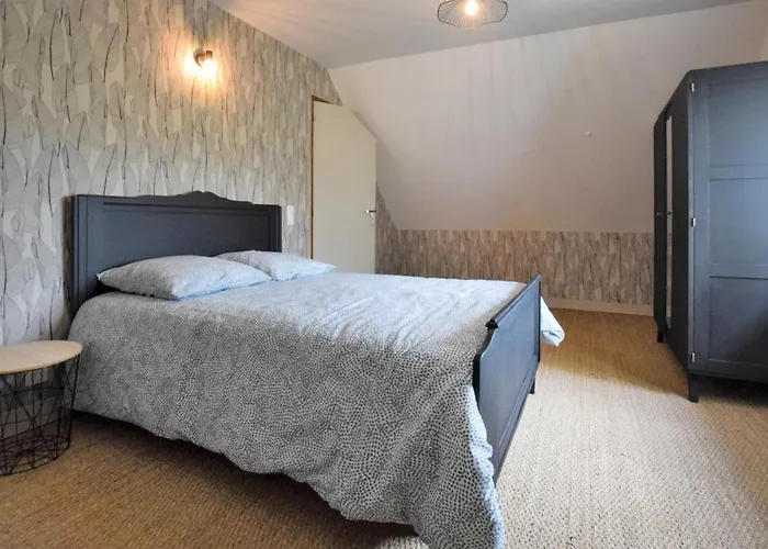 4 Bedroom Cozy In Montsenelle Hébergement de vacances