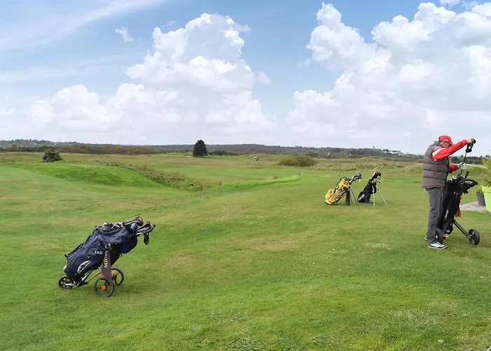 Prázdninový dům 4 Bedroom Cozy In Montsenelle