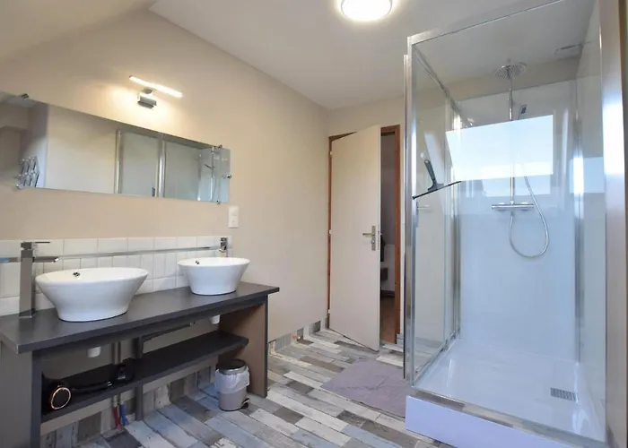 4 Bedroom Cozy In Montsenelle Lithaire